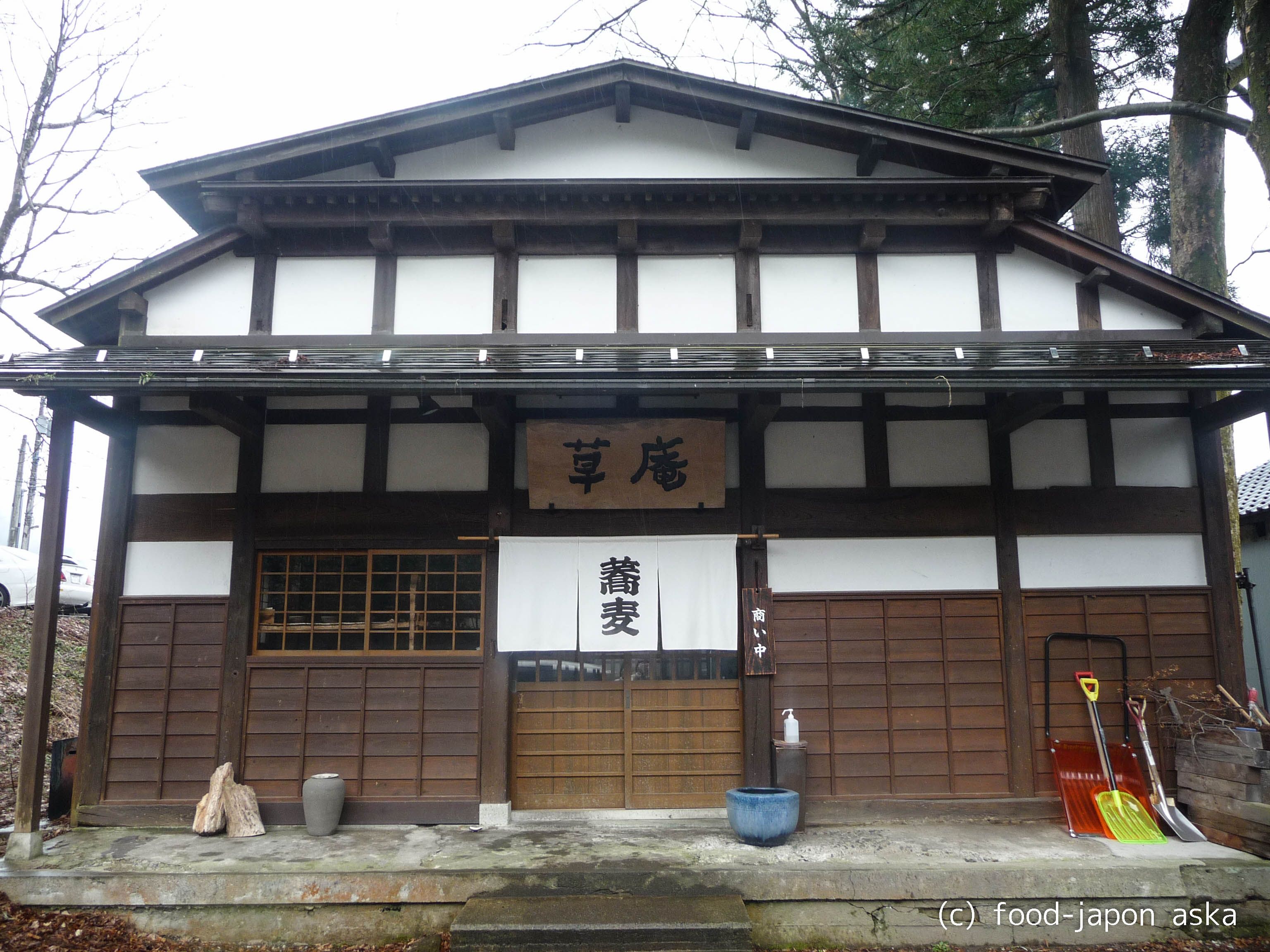 「草庵」白山比め神社近隣の人気そば店。凛とした趣あるお屋敷で～蔵を改装した個室もステキです